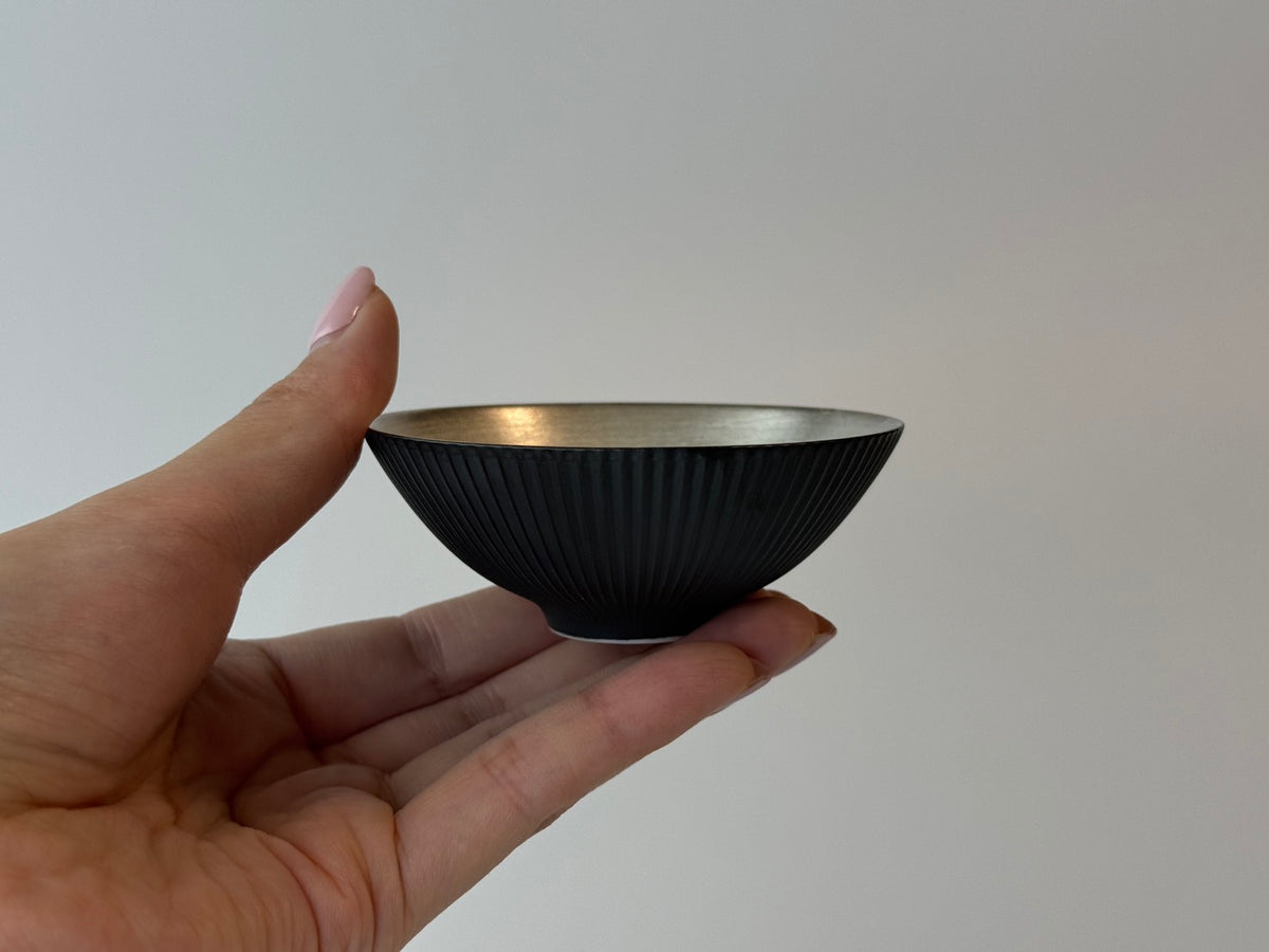 黒スレート釉内本銀彩 鎬茶杯